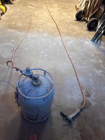 Verfbranderset met slang en gasfles beschikbaar voor biedingen