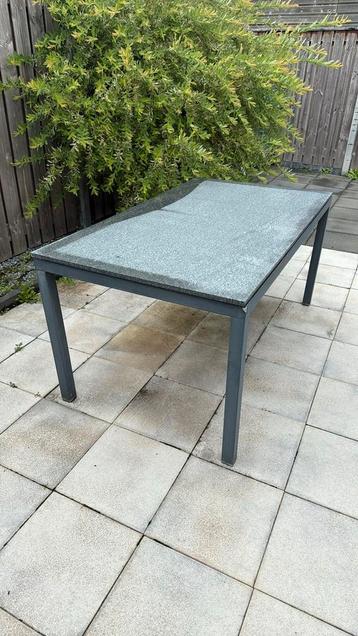 Tuintafel met natuurstenen blad beschikbaar voor biedingen