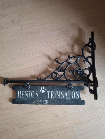 Gietijzeren Uithangbord. beschikbaar voor biedingen