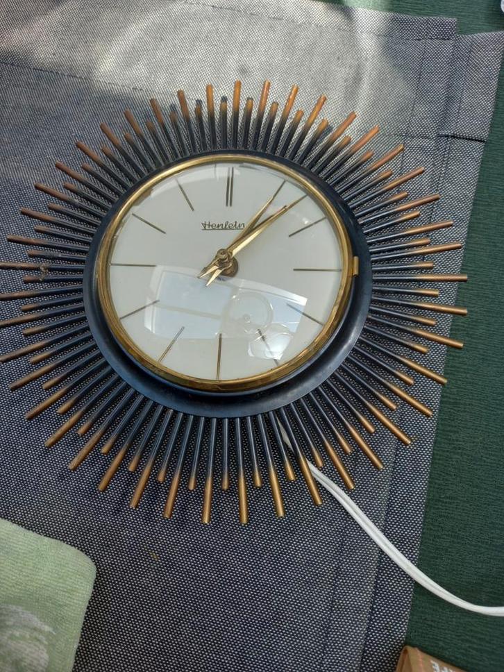 Vintage elektrische wandklok van Henlein jaren '60., Huis en Inrichting, Woonaccessoires | Klokken, Gebruikt, Wandklok, Analoog