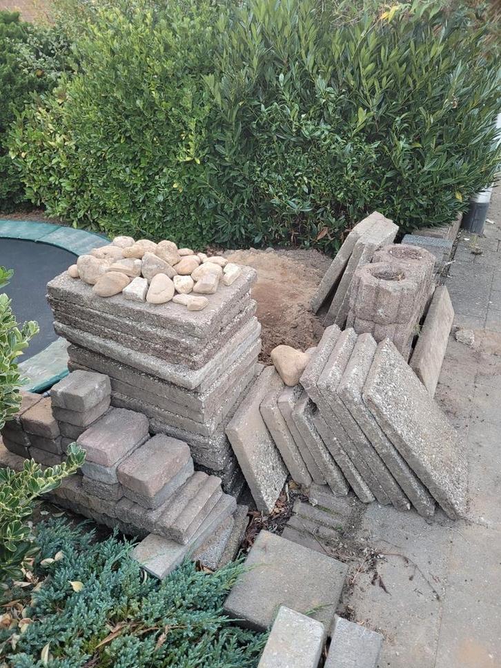 Gratis af te halen: stoeptegels, grindtegels, sierbestrating, Tuin en Terras, Tegels en Klinkers, Gebruikt, Terrastegels, Overige materialen
