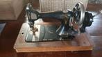 Antieke handnaaimachine met houten stofkap 4 extra spoeltjes, Antiek en Kunst, Antiek | Naaimachines, Ophalen of Verzenden