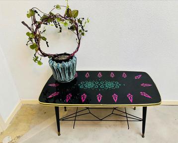Vintage / Retro salontafel met glazen blad beschikbaar voor biedingen