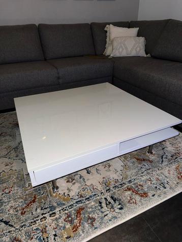 Witte vierkante salontafel beschikbaar voor biedingen
