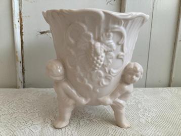 Brocante wit bloempotje op pootjes / met relief beschikbaar voor biedingen