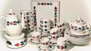 BOERENBONT SERVIES. PERFECTE STAAT. NU OPHALEN VOOR €90. beschikbaar voor biedingen