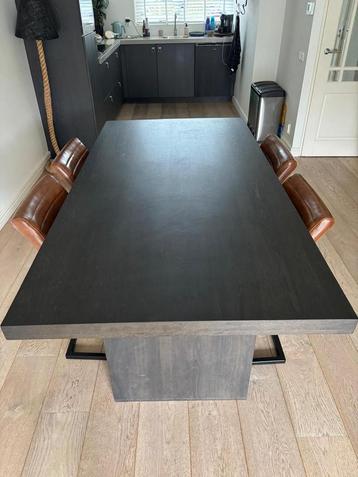 Eettafel met stoelen beschikbaar voor biedingen