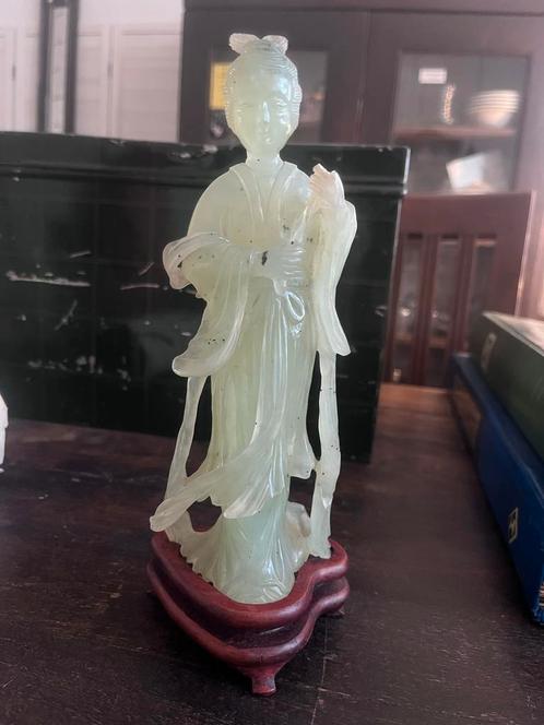 Jade Beeldje van Aziatische Dame op Houten Sokkel, Antiek en Kunst, Kunst | Beelden en Houtsnijwerken, Ophalen of Verzenden