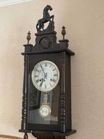 Wandklok paardje, Ophalen