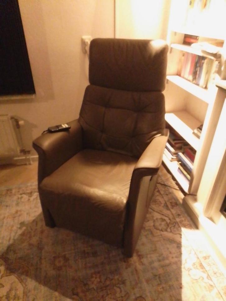 Elektrische lederen sta-op stoel, Huis en Inrichting, Fauteuils, Gebruikt, Leer, 75 tot 100 cm, 75 tot 100 cm, Ophalen of Verzenden