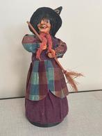D076 Halloween Oude pop Heks met bezem, Verzamelen, Poppen, Ophalen of Verzenden, Gebruikt, Pop