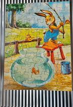 Brocante puzzel van een vissende haas, Ophalen of Verzenden, Meer dan 50 stukjes, Zo goed als nieuw, Van hout
