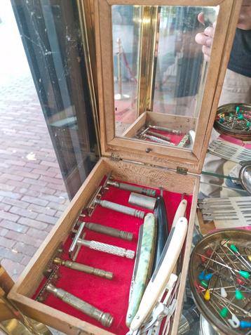 Vintage Scheermesjes Set in Houten Kist beschikbaar voor biedingen