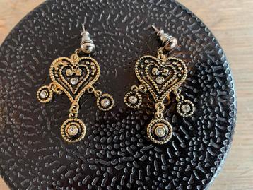 Een mooi paar vintage oorbellen beschikbaar voor biedingen