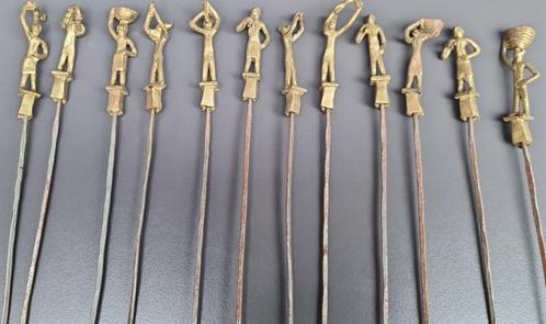 Bronzen Afrikaanse beeldjes op metalen spiesjes, Congo? 12st, Antiek en Kunst, Kunst | Niet-Westerse kunst, Ophalen of Verzenden