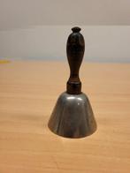 Bel met houten handvat.               Oudje., Huis en Inrichting, Ophalen of Verzenden, Gebruikt