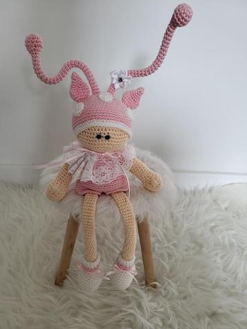 Gehaakte pop met sprieten roze (knuffel) beschikbaar voor biedingen