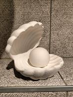 Witte tafellamp in de vorm van een schelp met een parel, Minder dan 50 cm, Overige materialen, Ophalen of Verzenden, Zo goed als nieuw