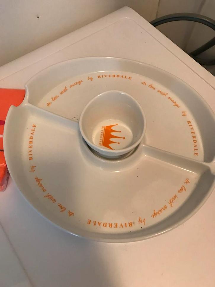 Riverdale Serveerschaal met Dipkom, Huis en Inrichting, Keuken | Servies, Zo goed als nieuw, Schaal of Schalen, Overige stijlen