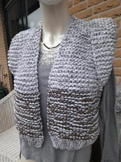 Nieuw handgebreid Gilet model Kiro by Kim, Kleding | Dames, Truien en Vesten, Nieuw, Maat 38/40 (M), Ophalen of Verzenden