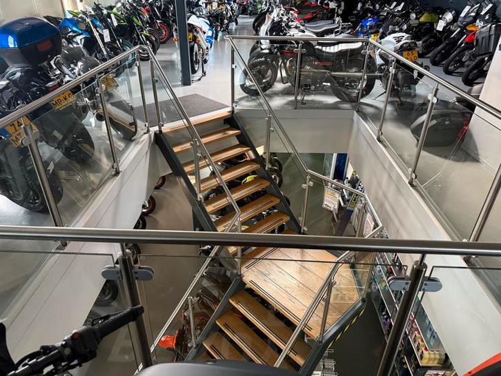 Te koop zeer nette Showroomtrap met balustrades, Zakelijke goederen, Overige Zakelijke goederen, Ophalen of Verzenden