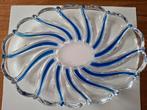 Glazen, ovale serveerschaal met blauwe streep., Ophalen of Verzenden, Glas, Overige stijlen, Schaal of Schalen