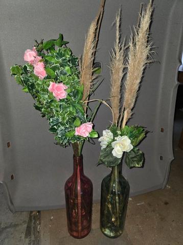 Leuke kunstbloemen incl 2 gekleurde vazen beschikbaar voor biedingen