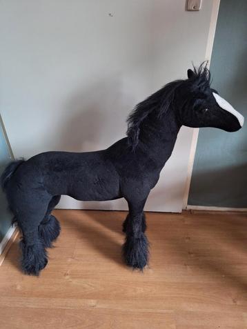 Groot paard beschikbaar voor biedingen