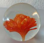 Glazen kunst, bloem gegoten in glasbol., Antiek en Kunst, Ophalen