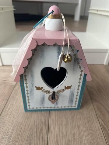 Decoratief vogelhuisje beschikbaar voor biedingen
