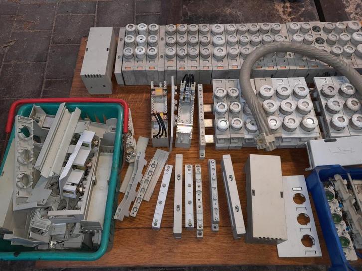 Te koop: Partij Rittal zekeringhouders / stoppen / rails etc, Hobby en Vrije tijd, Elektronica-componenten, Zo goed als nieuw