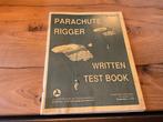 Is army parachute rigger boekwerk, Ophalen of Verzenden, Landmacht, Amerika, Embleem of Badge