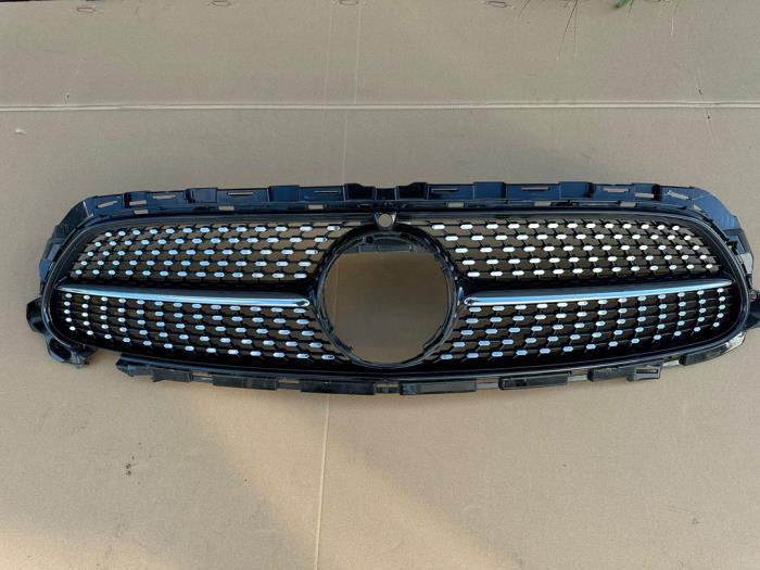 Grille van een Mercedes E-Klasse, Auto-onderdelen, Carrosserie en Plaatwerk, Mercedes-Benz, Gebruikt, 3 maanden garantie, Ophalen of Verzenden