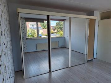 Grote Kledingkast met Spiegeldeuren beschikbaar voor biedingen