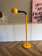 Stoere gele vintage Alda vloerlamp | Zweden | jaren ‘70, Huis en Inrichting, Lampen | Vloerlampen, Ophalen of Verzenden, Zo goed als nieuw