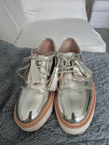 Zilveren schoenen  beschikbaar voor biedingen
