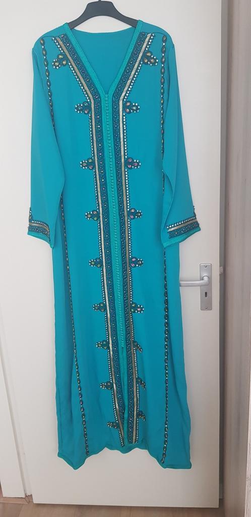 Zeegroene caftan met decoratie, Kleding | Dames, Gelegenheidskleding, Nieuw, Overige typen, Maat 46/48 (XL) of groter, Ophalen of Verzenden