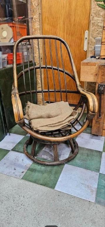 Vintage rotan stoel beschikbaar voor biedingen
