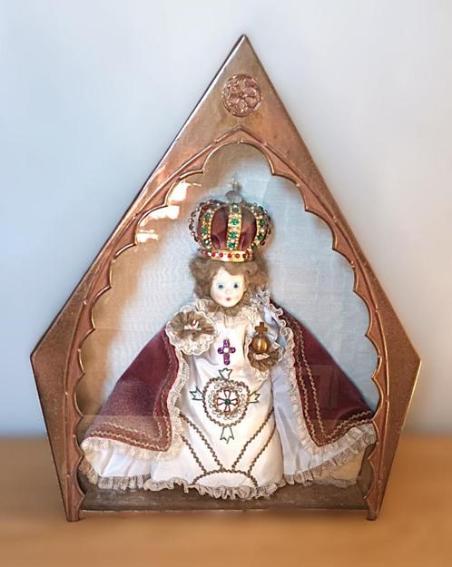 Beeldje Kindje Jezus van Praag in messing vitrine, Antiek en Kunst, Antiek | Religie, Ophalen of Verzenden