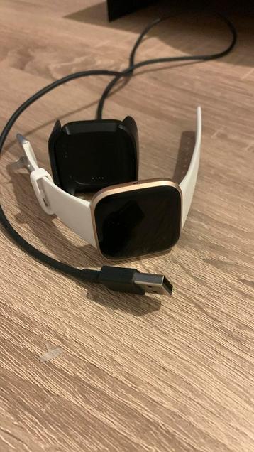 Fitbit Versa 2 - Roségoud met witte band beschikbaar voor biedingen