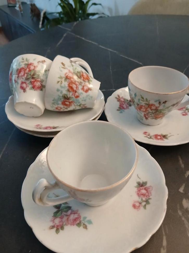 Vintage Theekopjes met Rozenmotief - 4 stuks, Antiek en Kunst, Antiek | Servies compleet, Ophalen of Verzenden