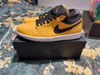 Jordan 1 Low University Gold - Maat 44.5 - DS, Overige kleuren, Nike, Nieuw, Ophalen of Verzenden