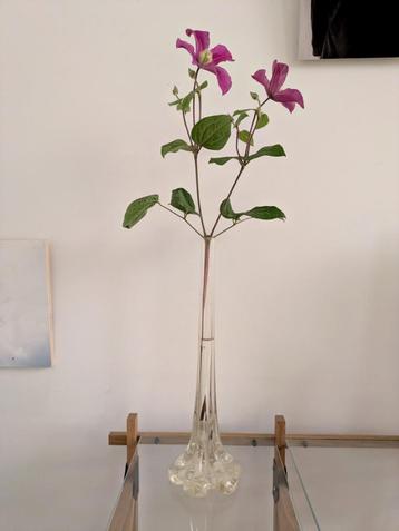 Vintage mooie geblazen soliflore vaas met organische vorm beschikbaar voor biedingen