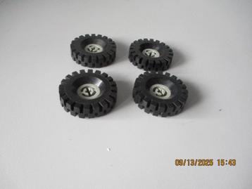 4 Lego GRIJZE Technic Velgen met 4 Banden perfecte staat!! beschikbaar voor biedingen