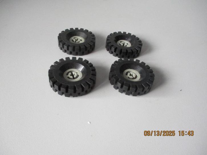 4 Lego GRIJZE Technic Velgen met 4 Banden perfecte staat!!, Kinderen en Baby's, Speelgoed | Duplo en Lego, Zo goed als nieuw, Lego