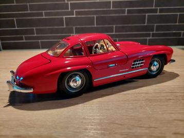 Bburago 1:18 Mercedes-Benz SL300 - in doos beschikbaar voor biedingen