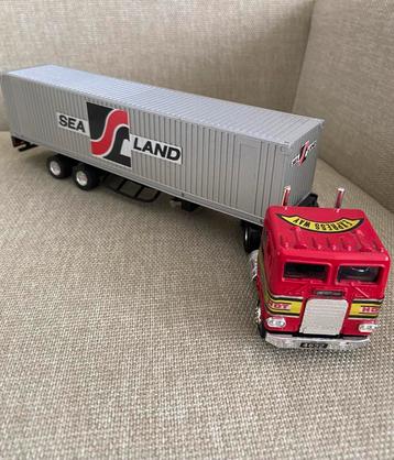 Truck met oplegger Sea land beschikbaar voor biedingen
