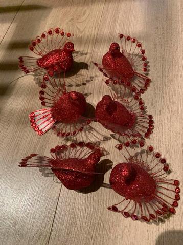 Rode kerstversiering voor in de kerstboom. beschikbaar voor biedingen
