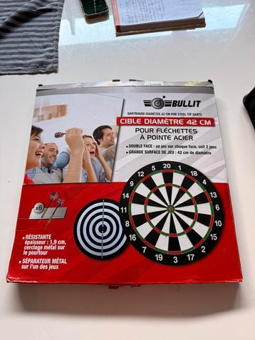 Dartbord met pijlen 1 keer gebruikt nog bijna nieuw beschikbaar voor biedingen