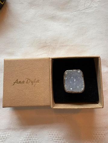 Ana Dyla handgemaakte ring met grote chalcedoon beschikbaar voor biedingen